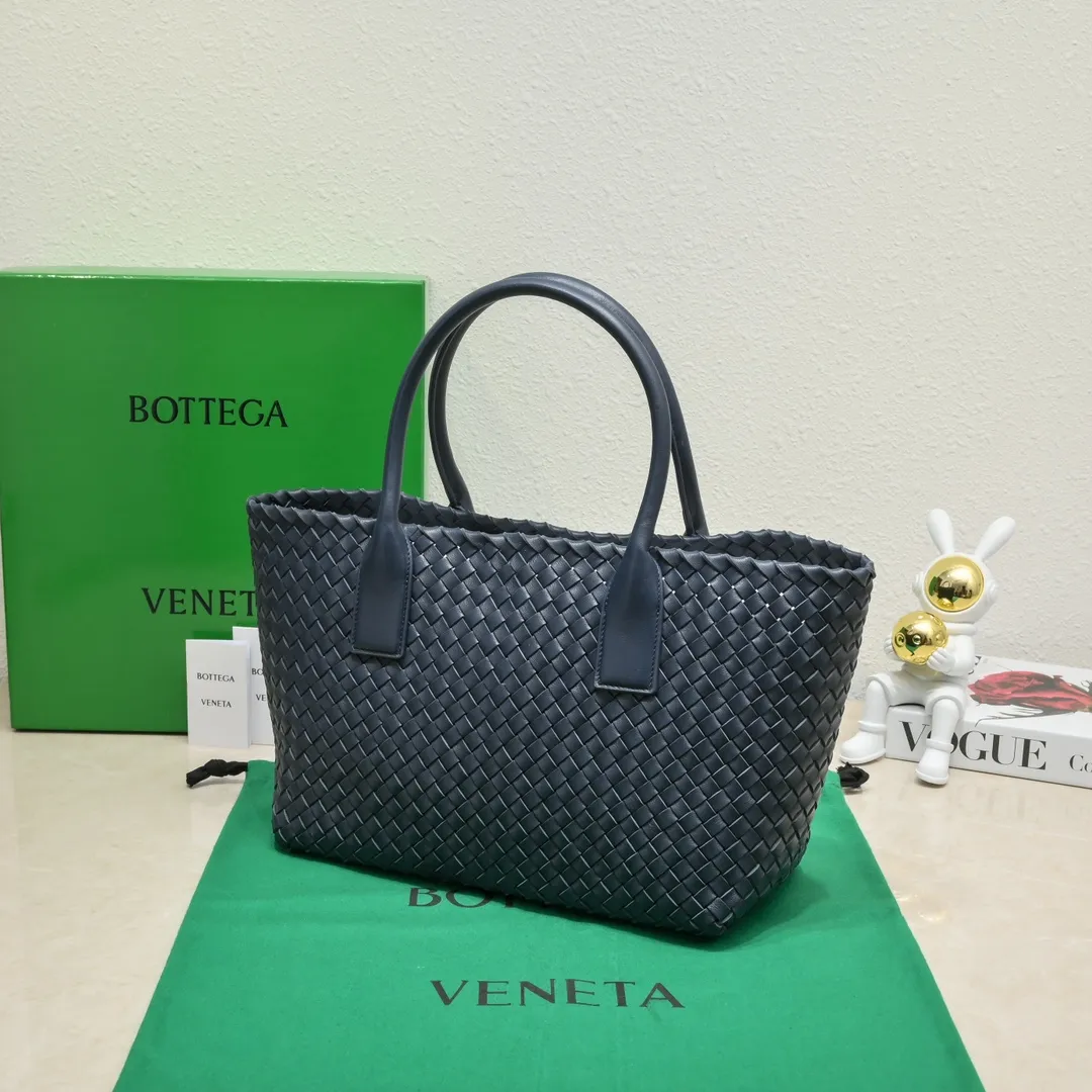 Batch 2060 Ready in stock BV’s iconic bag “CABAT” returns (medium size 32) One of the most popular bag series “CABAT” is now reappearing in a new style with special elements added. • Seamless double-sided woven unlined structure, soft texture, foldable, and can maintain its shape without deformation when empty. Size: 48*15*25cm, bottom 32, model: 5212#